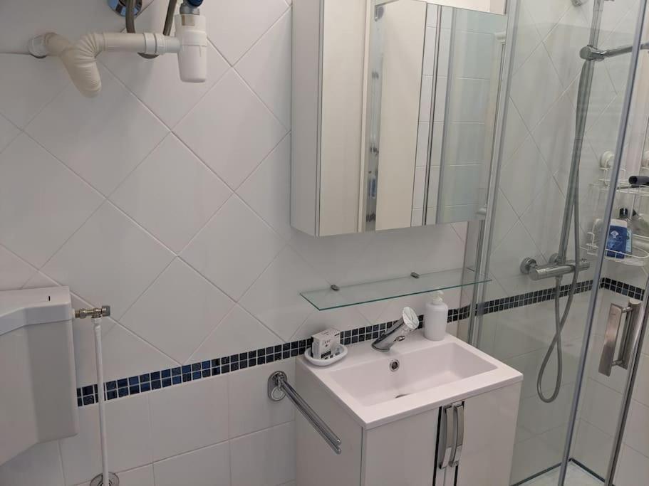 Joli T2 Meuble De 20 M² Situee A 2 Minutes A Pied Du Metro Apartment