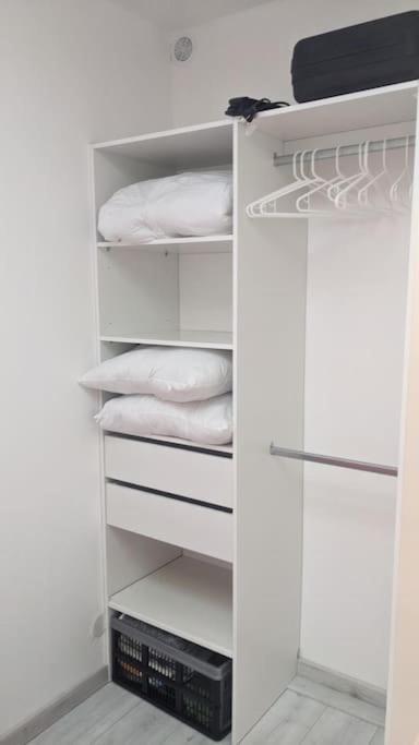 Joli T2 Meuble De 20 M² Situee A 2 Minutes A Pied Du Metro Apartamento Marsella